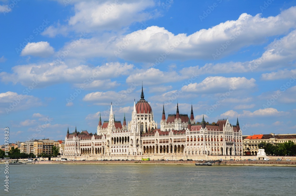 Le parlement hongrois sous le ciel bleu et Danube, Budapest