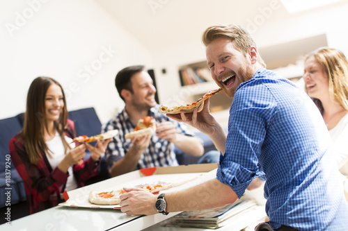 Friends eating pizza