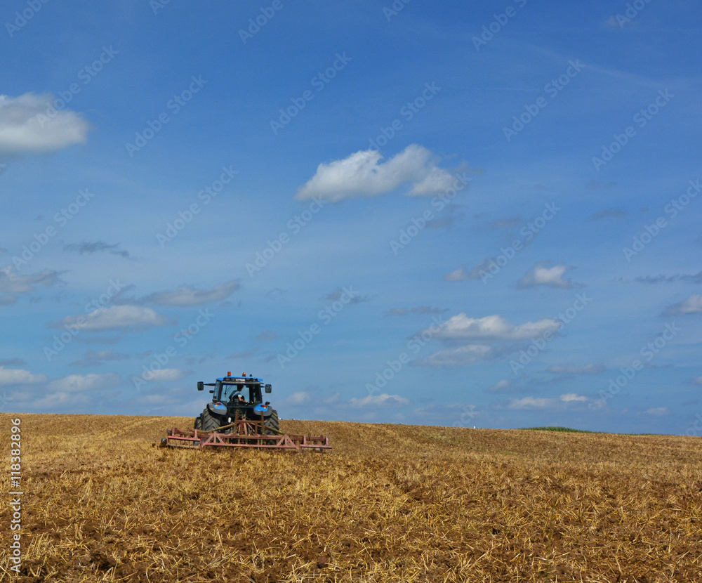 Tracteur entrain de labourer Tracteur entrain de labourer