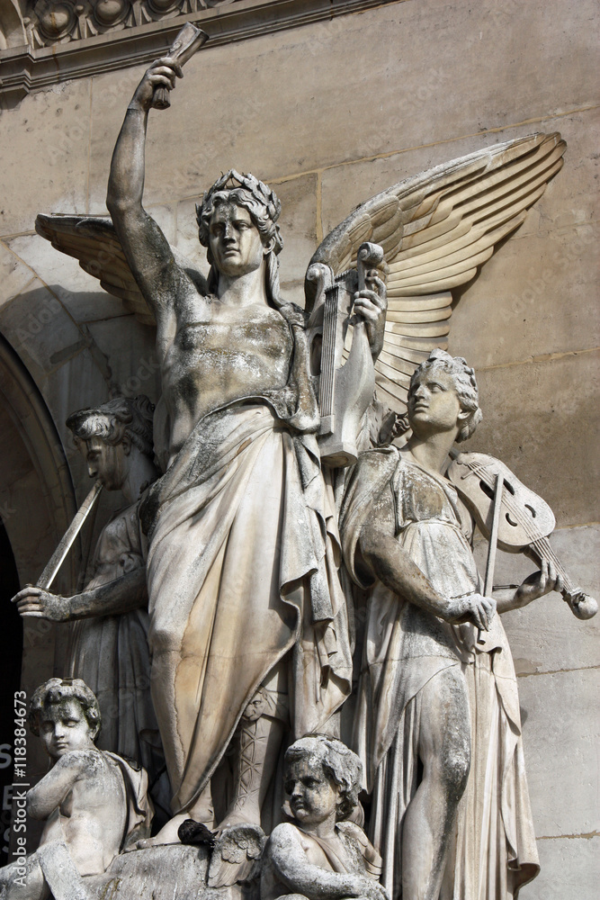 Statue de l'ange musicien à l'opéra Garnier à Paris, France Statue de l'ange musicien à l'opéra Garnier à Paris, France