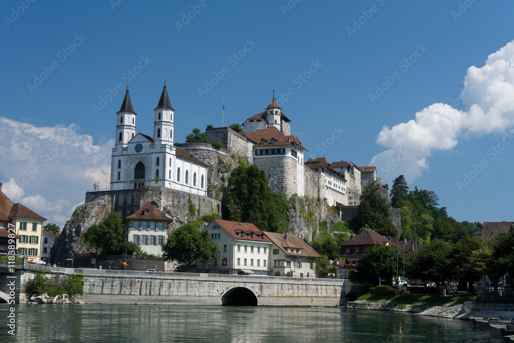 Aarburg in der Sonne am Fluss