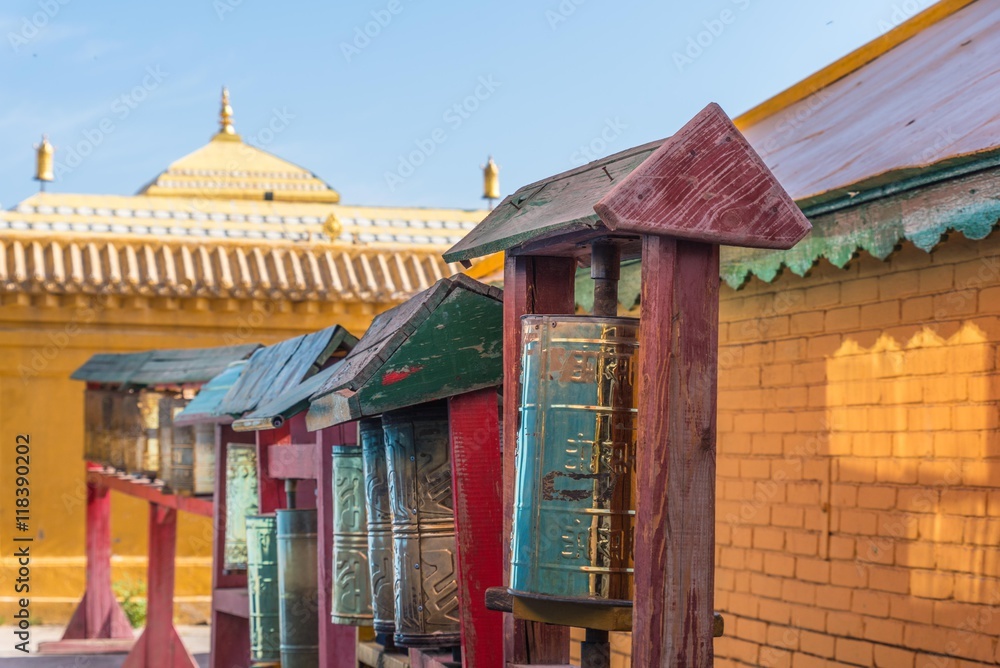 Tibetanische Gebetsmühlen im Gandan Kloster Ulan Bator Tibetanische Gebetsmühlen im Gandan Kloster Ulan Bator