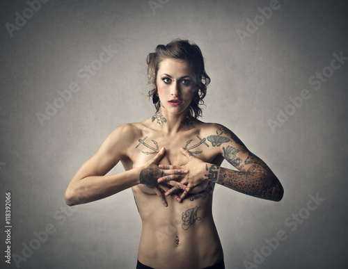 Fotografia Naked tattooed woman posing for a picture