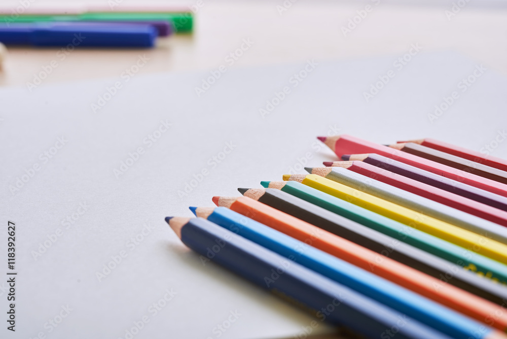 Naklejka premium album and crayons on the desk