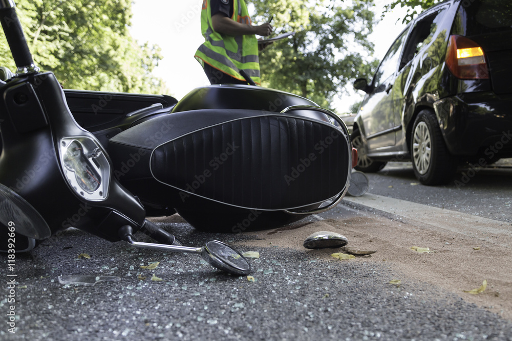 Fototapeta premium Unfall mit schwarzem Motorroller