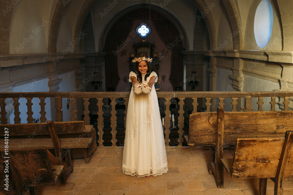 Obraz premium Young girl in the church