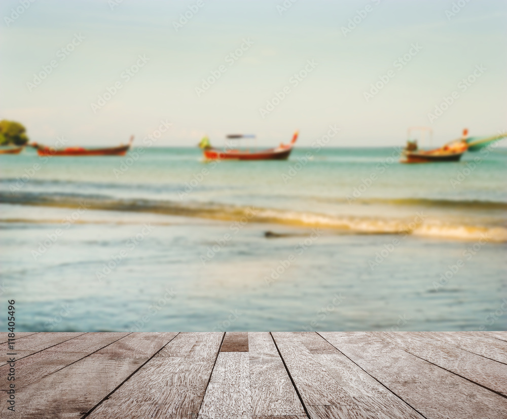 Obraz premium Wood floor top on blue sea in morning light