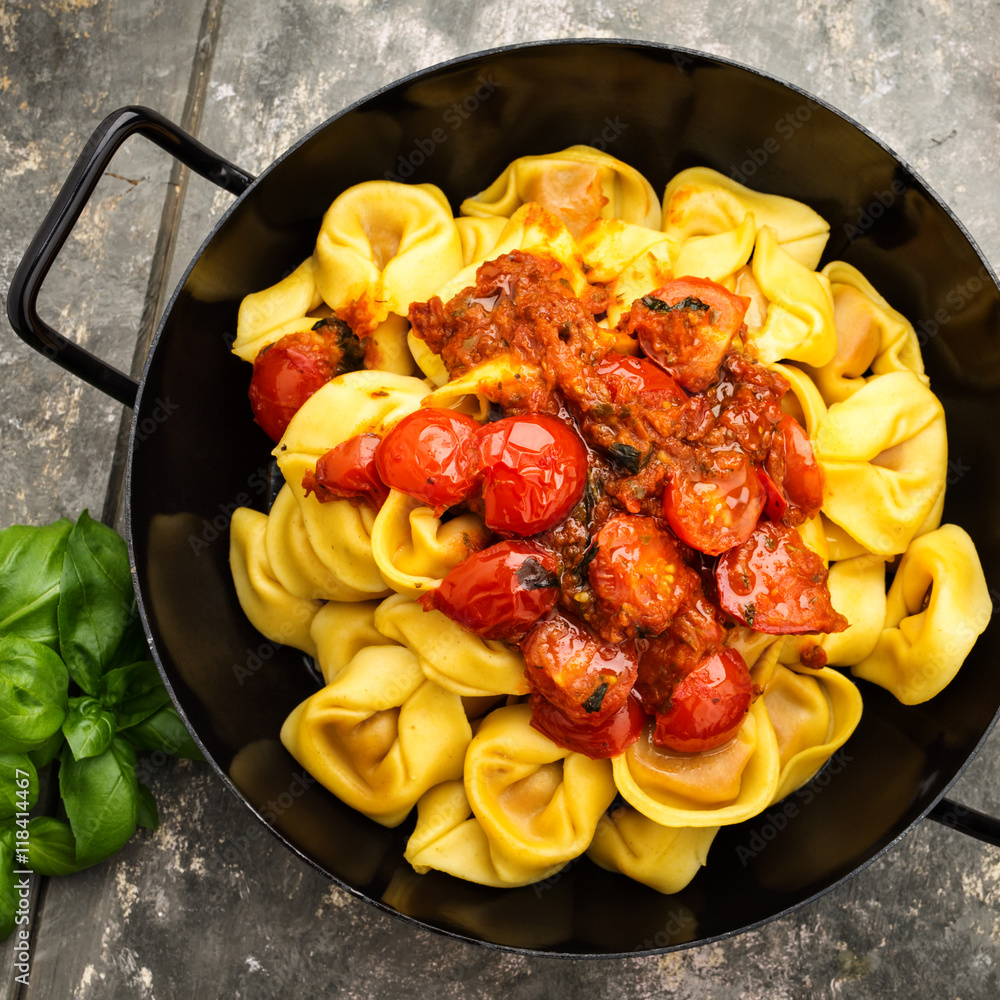 Tortelloni mit Tomatenpesto - tortellonis with tomato pesto foto de ...