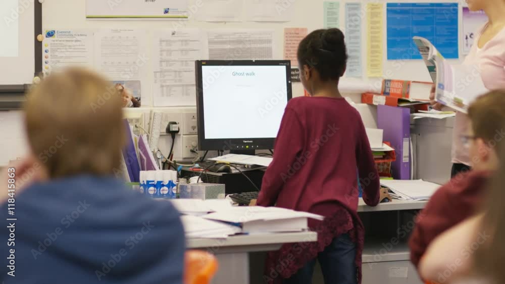 4K Teacher teaching pupils in school
4K Teacher teaching pupils in school