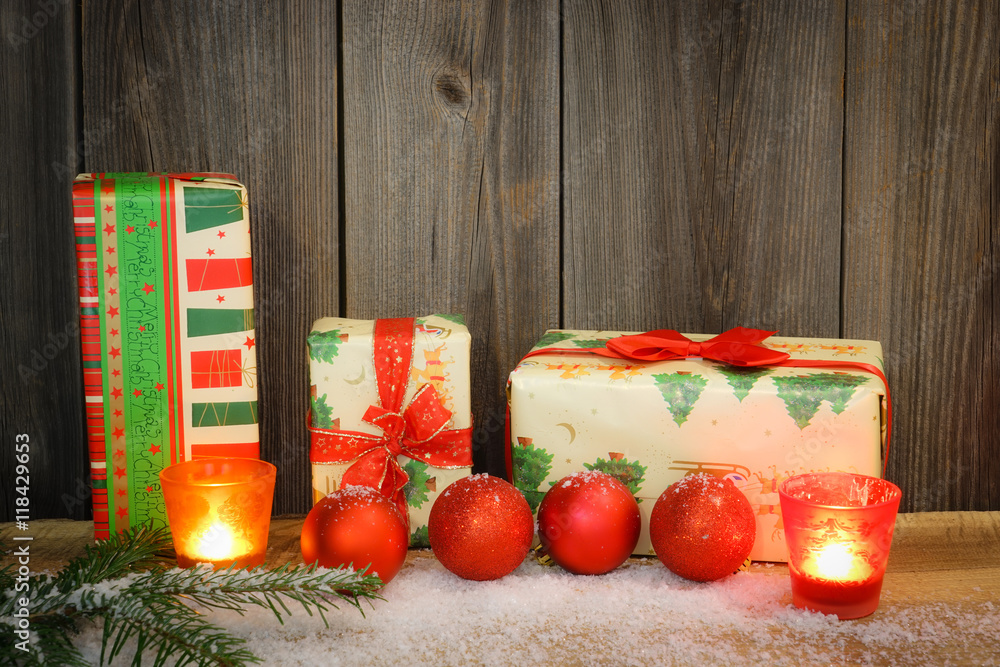 Weihnachtspäckchen dekorativ vor einer Holzwand aufgestellt StockFoto Adobe Stock