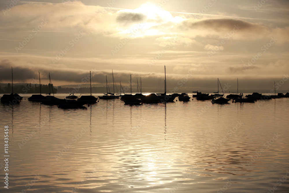 Boote als Silhouette bei Sonnenaufgang