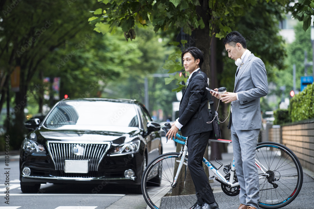 Naklejka premium Businessmen have a signal waiting to get off the bike