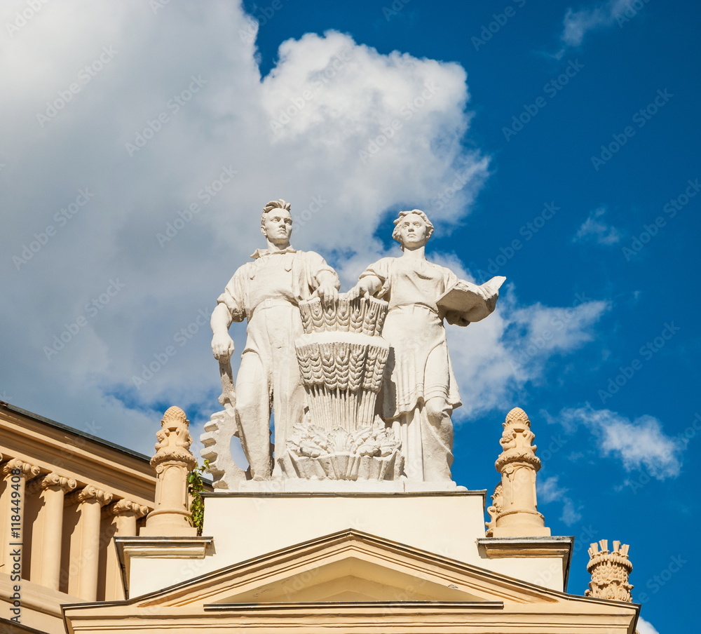Obraz premium Plaster sculpture of worker and peasant of Stalin era adorns one of houses in Moscow