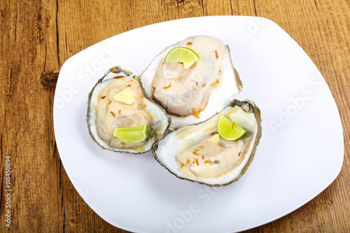 Raw oysters with lime
