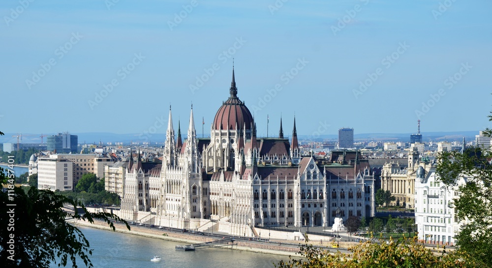 Le parlement de Budapest depuis le bastion des Pêcheurs (Buda)