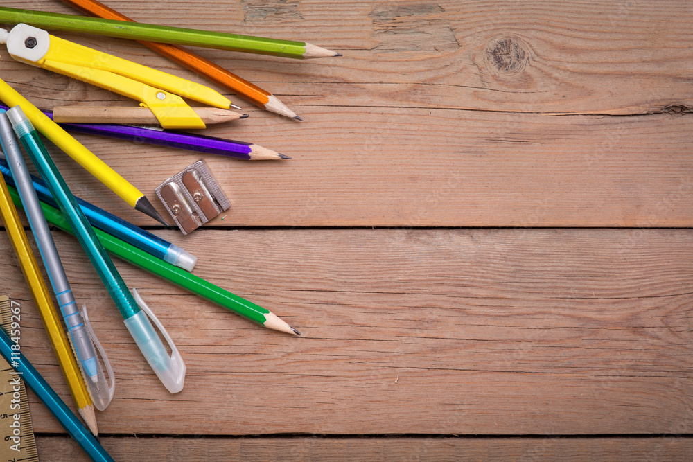 Obraz premium School items on a wooden table