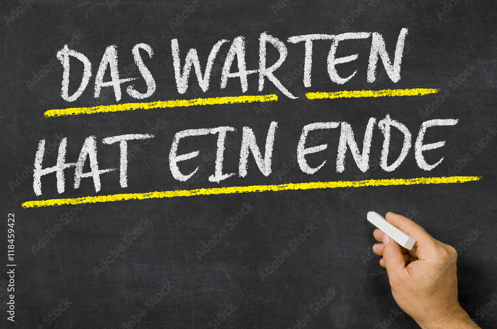 Fototapeta premium Text auf Tafel - Das Warten hat ein Ende