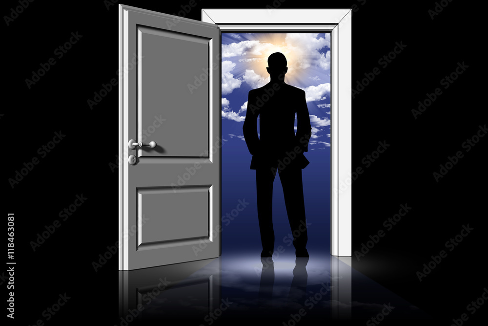 Fototapeta premium Uomo di fronte a porta aperta. Cielo e nuvole sullo sfondo.