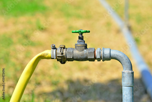 Gartenwasserhahn mit Schlauch und Radventil