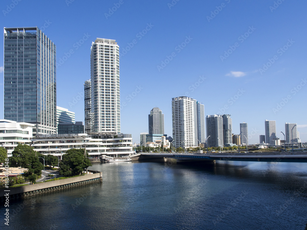 Naklejka premium cityscape of Yokohama with blue sky, Yokohama skyline