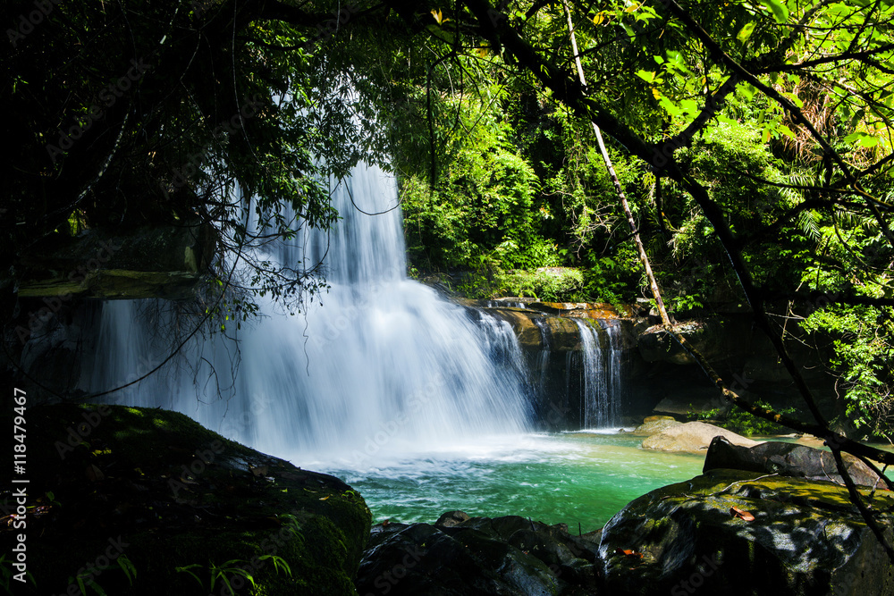Obraz premium HUANG NUM KEAW WATERFALL KOH KOOD TRAT THAILAND.