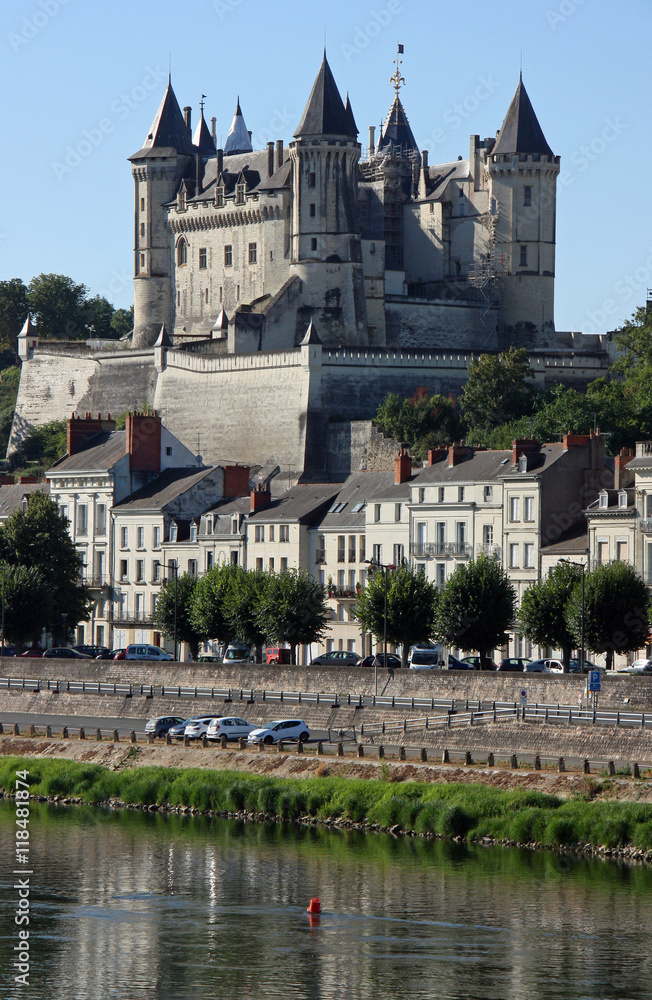 Le château de Saumur dominant la Loire et la vieille ville, France