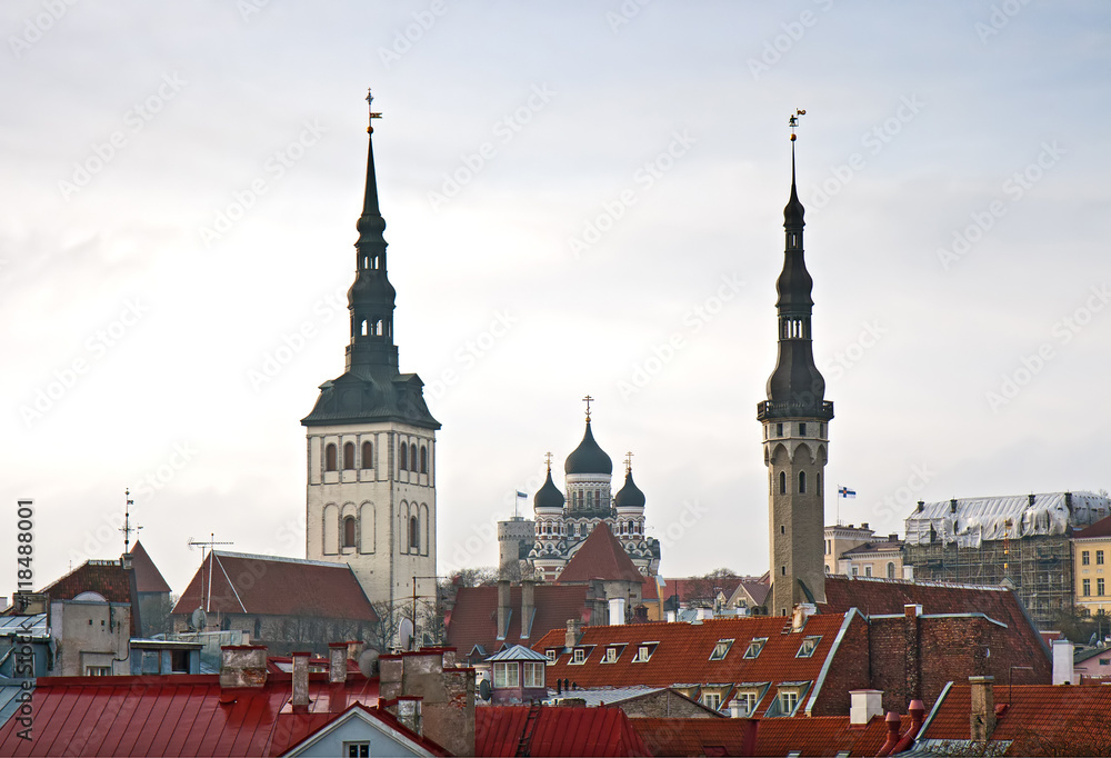 Obraz premium Silhouettes of old town of Tallinn