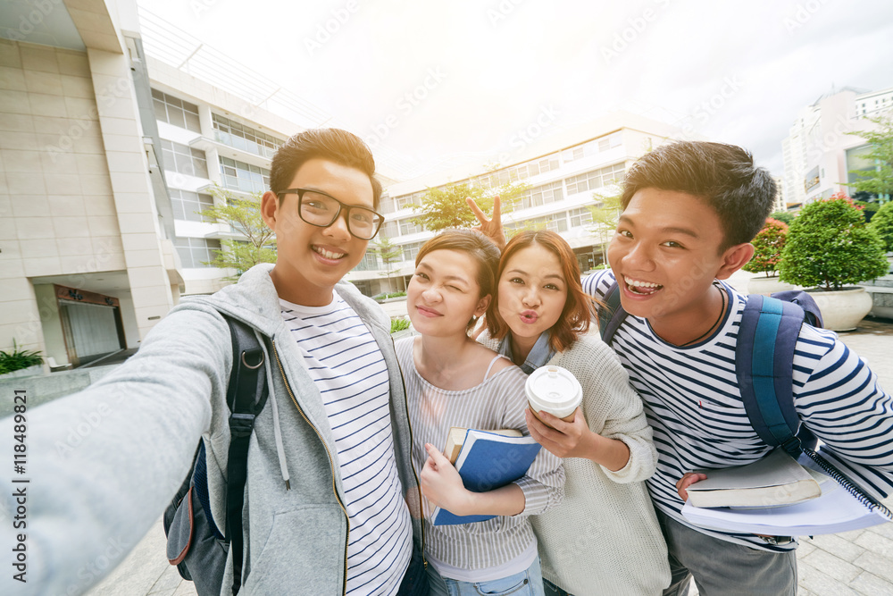 Fototapeta premium Group of Vietnamese students taking selfie together