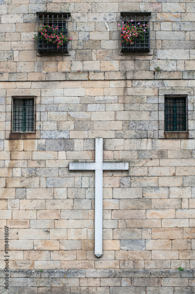 Cruz en la fachada de un edificio en Santiago de Compostela, España