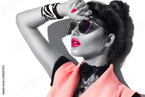 Beauty fashion model girl black and white portrait, wearing stylish sunglasses