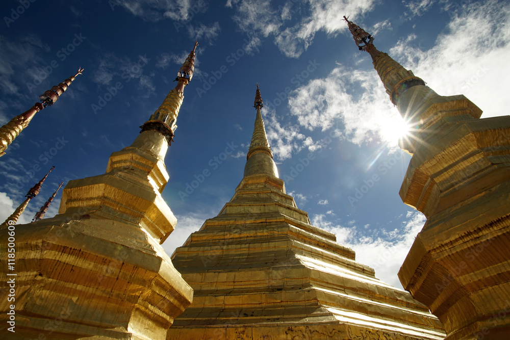 Fototapeta premium golden pagoda