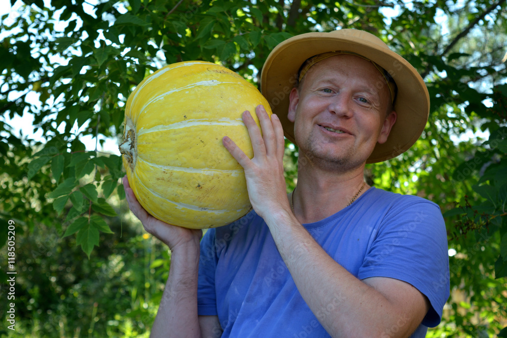 Fototapeta premium horticulturist showing a pumpkin