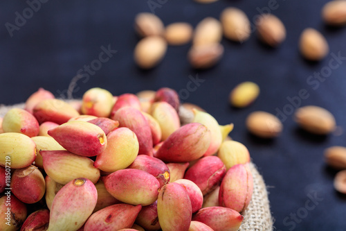 Schilderij op canvas Fresh pistachios in a sack