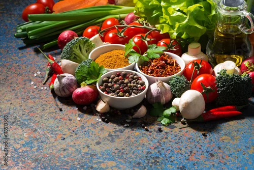 Obraz asortyment przypraw i świeżych organicznych warzyw