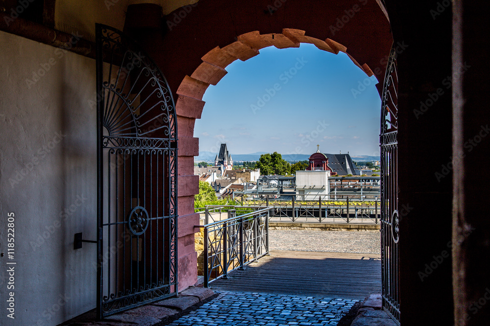 Blick auf die Dächer von Mainz durch das Tor der Zitadelle