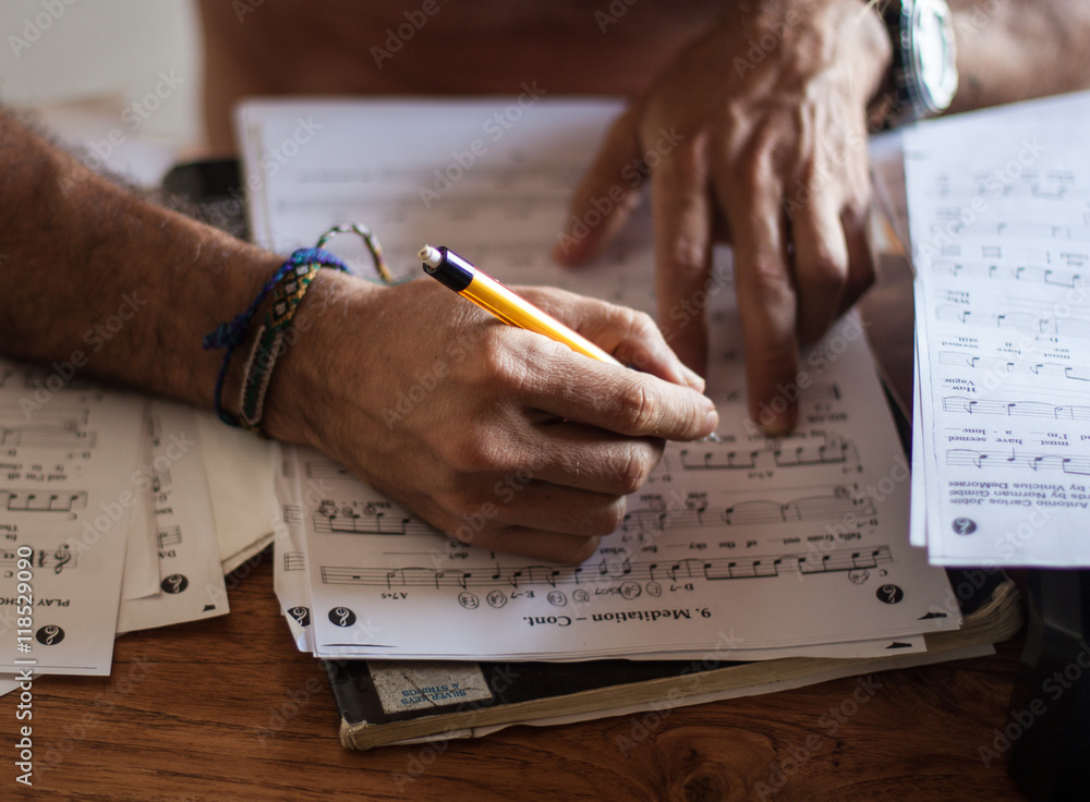 Obraz premium Man who is learning to read sheet music