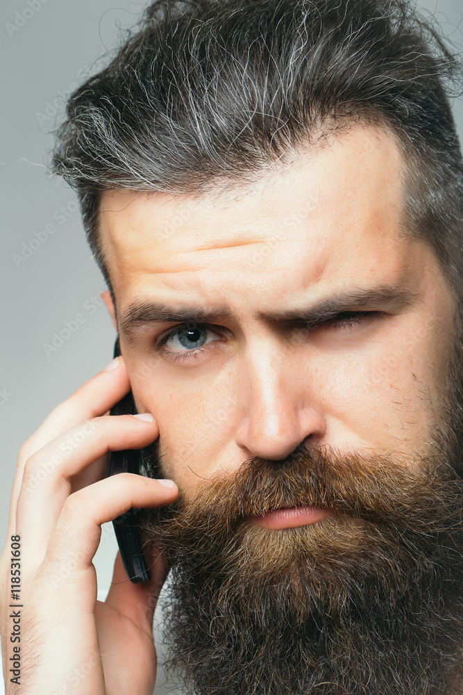 Obraz premium Bearded man with mobile phone