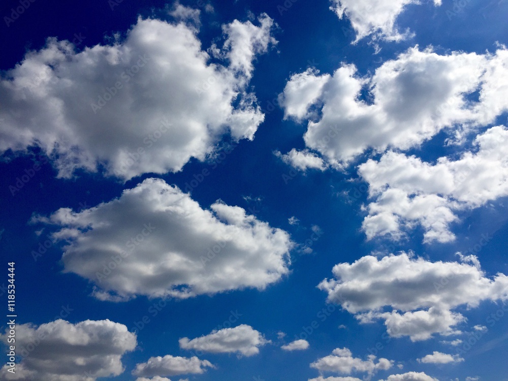 Obraz premium Blauer Himmel mit weissen Wolken