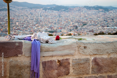 Цветок и шарф на фоне города, Барселона, Испания