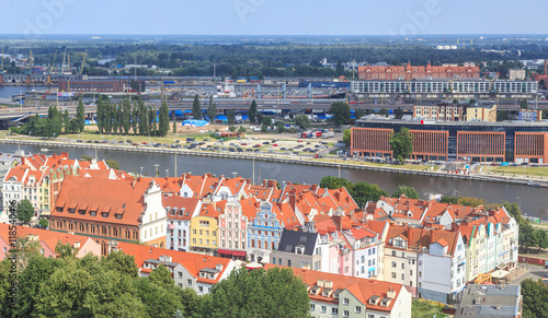Szczecin - Panorama starego miasta z kamienicami na Rynku Staromiejskim oraz gotycko-barokowym ratuszem staromiejskim. W oddali Odra oraz Port Szczeciński