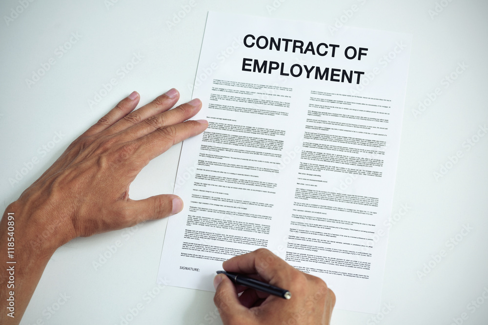 Obraz premium man signing a contract of employment