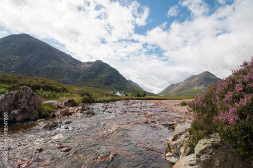 Einsames Cottage und Berge im Glen Coe Tal  Highlands  Schottland