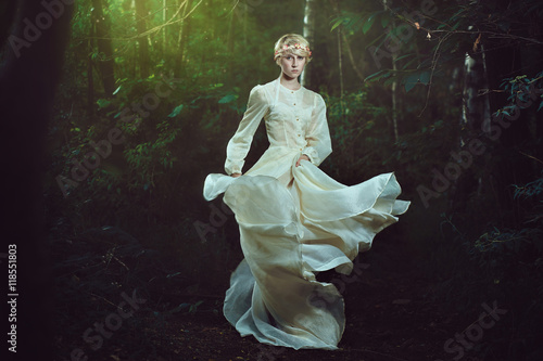 Obraz na płótnie Elfin woman dancing in fairy forest