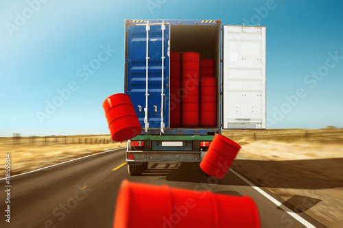 LKW verliert Ladung auf Lan...