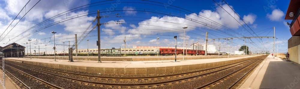 Panorama d'un quai de gare