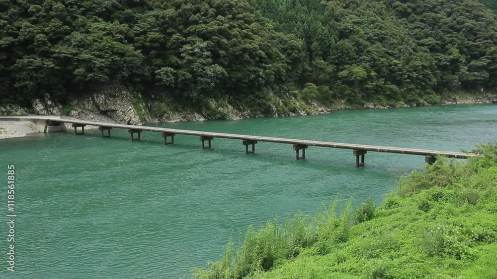 岩間沈下橋(高知県四万十川)/ズームアウト 岩間沈下橋(高知県四万十川)/ズームアウト