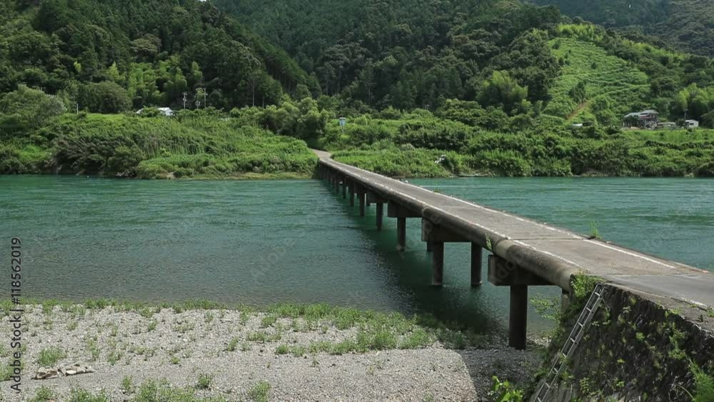 三里の沈下橋(高知県四万十川)/ 三里の沈下橋(高知県四万十川)/