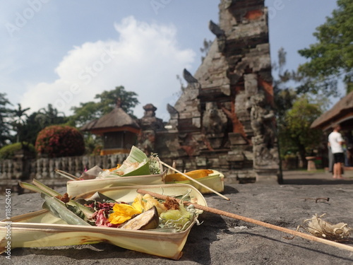 Opfergabe vor Tempel photo