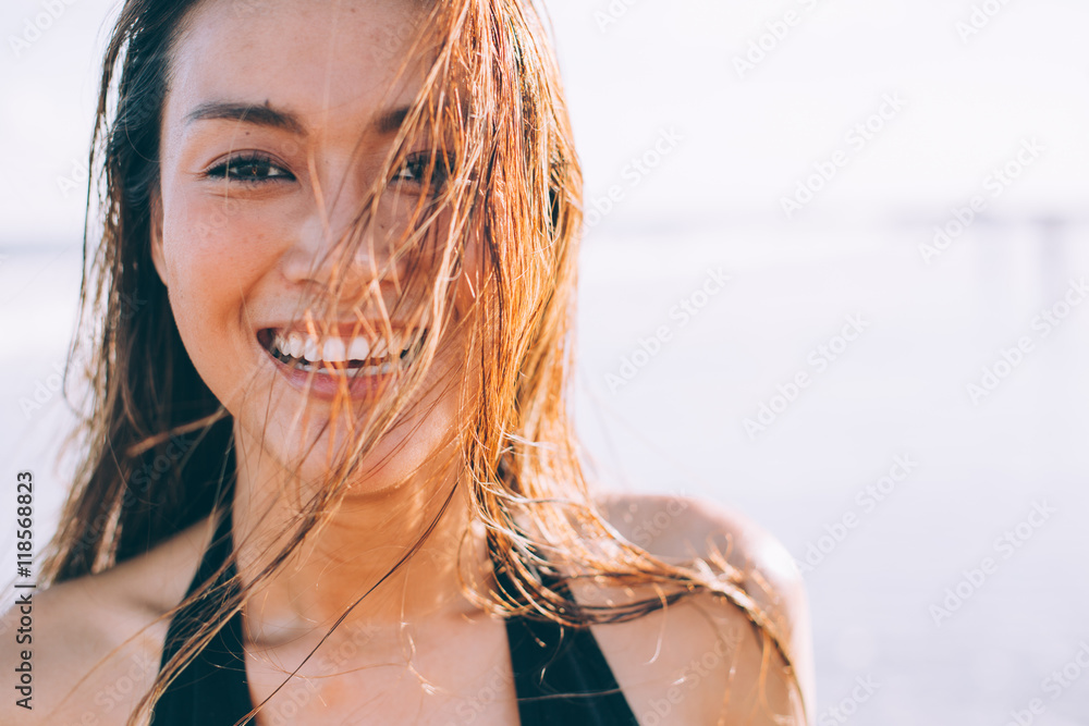 Fototapeta premium Piękna dziewczyna uśmiecha się do słońca