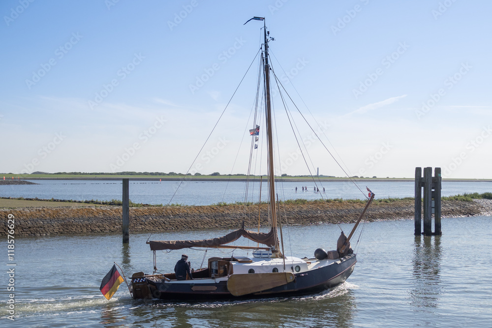 Historisches Schiff in der Hafenausfahrt Norderney auf der Nordsee, Landsicht